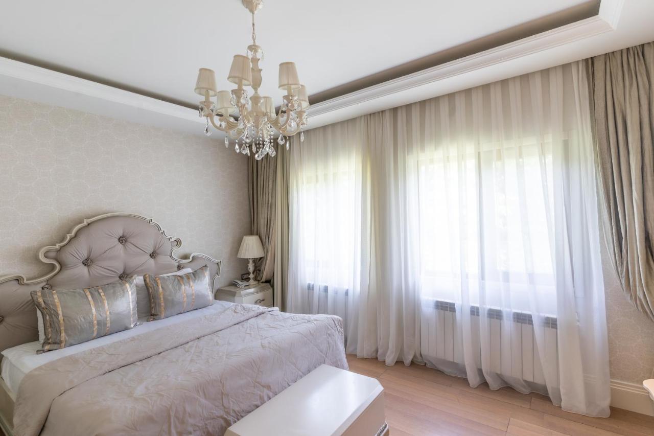 Qafqaz Riverside Hotel Gabala Exteriér fotografie Curtains in a bedroom