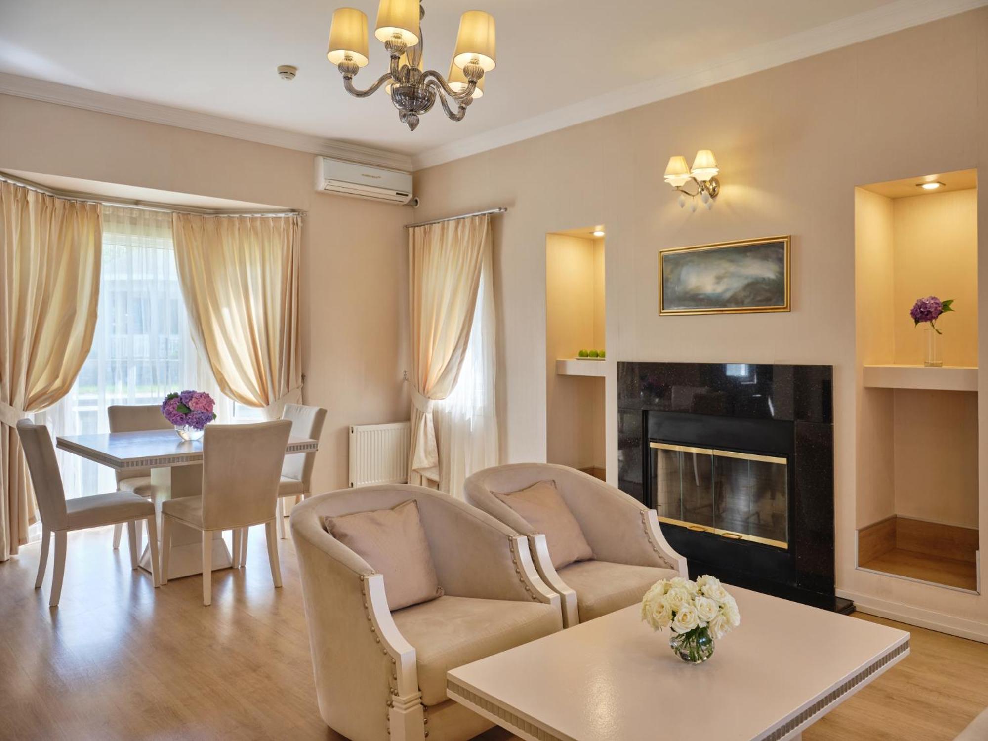 Qafqaz Riverside Hotel Gabala Exteriér fotografie A living room with a fireplace