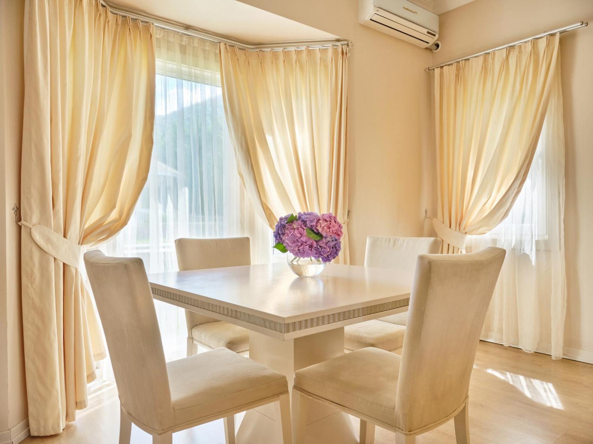 Qafqaz Riverside Hotel Gabala Exteriér fotografie Curtains in a dining room