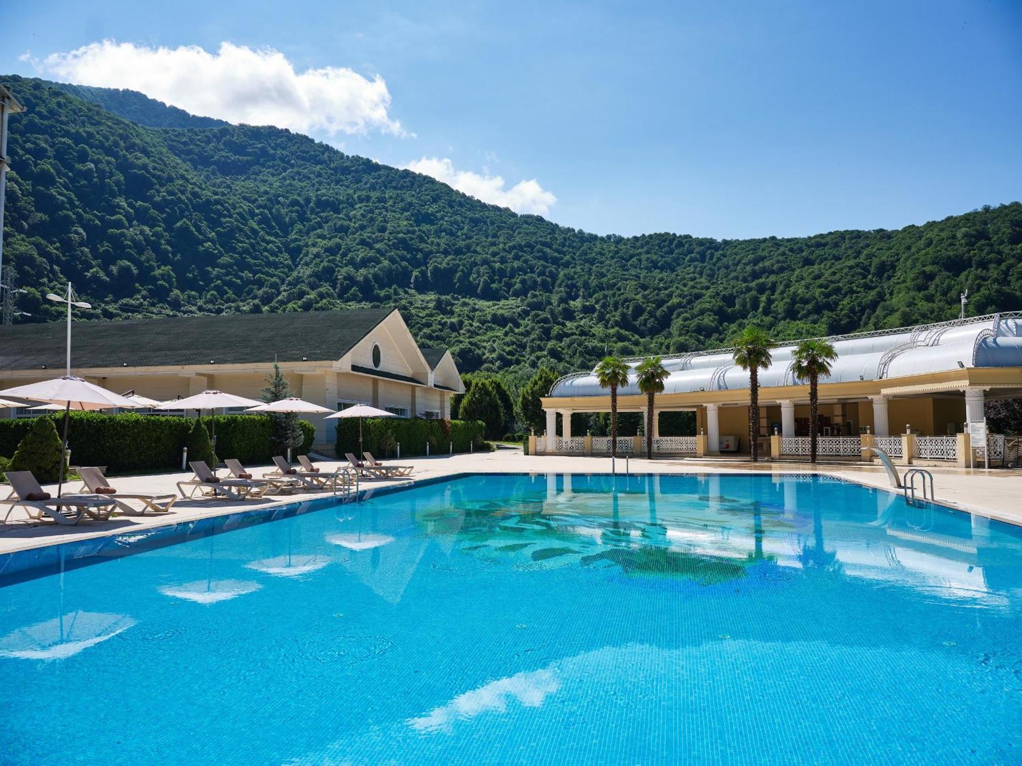 Qafqaz Riverside Hotel Gabala Exteriér fotografie The swimming pool at the hotel
